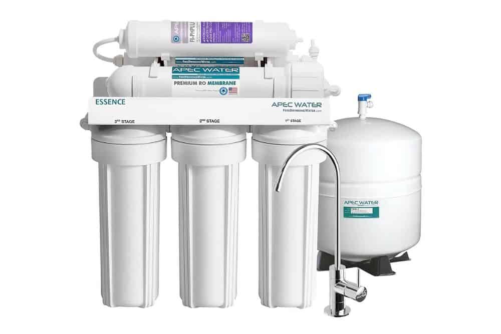 Softening aquarium water by a reverse osmosis unit